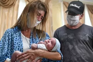 Emocin y lgrimas: despus de dos meses de espera conocieron a su beb que naci en Ucrania