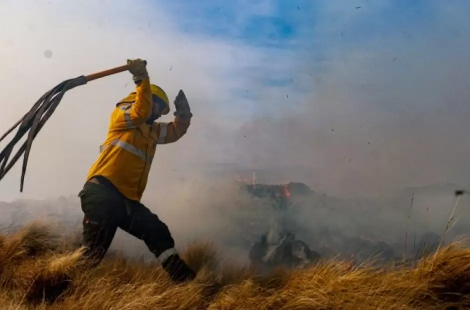 Intensa labor de los brigadistas contra el fuego y el viento.
