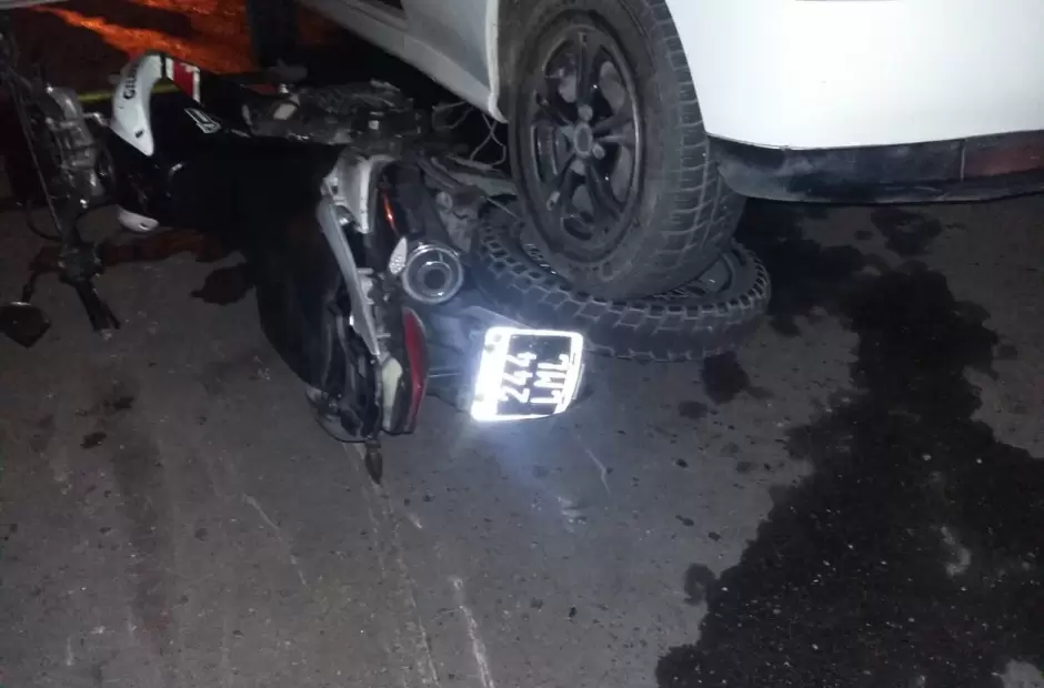 La imagen refleja la violencia del impacto.