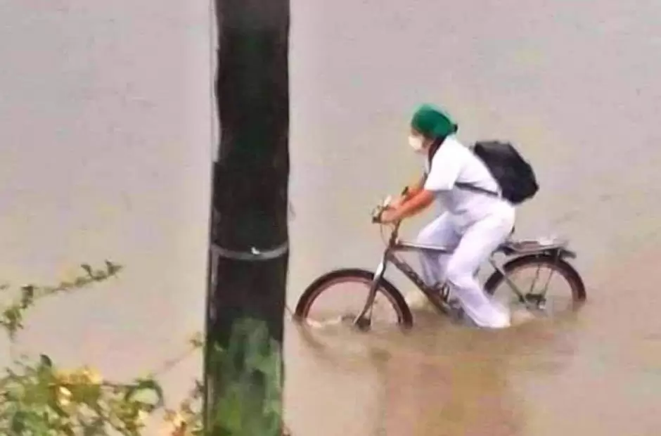 En Santa Cruz de la Sierra, la profesional de la salud trabaj a pesar del clima