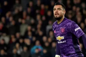 Sergio Romero fue al predio de Boca y se encendieron rumores sobre su posible llegada