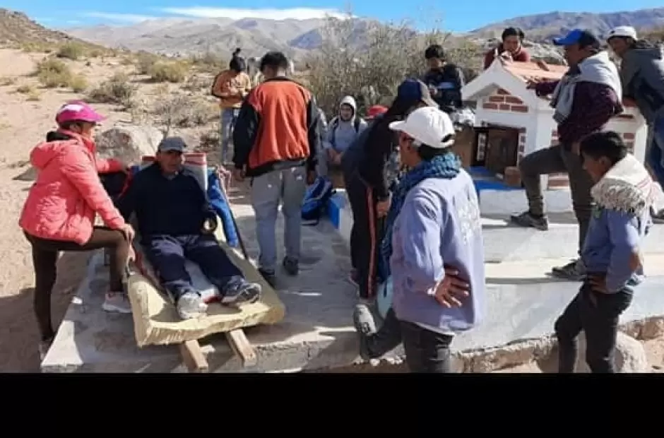 El traslado de don Julio, en angarilla.