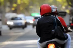 Motochorros asaltaron, a punta de pistola, a un adolescente en el norte