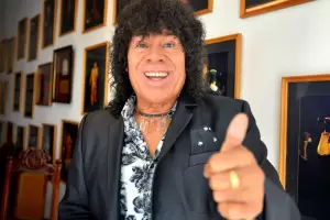 "La Mona" Jimnez reversion el Himno Nacional en cuarteto