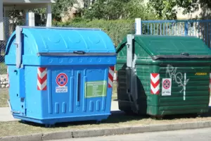 Menor herido tras un choque contra un contenedor