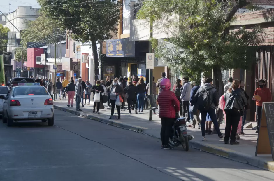 Gran movimiento de gente en las calles cntricas.