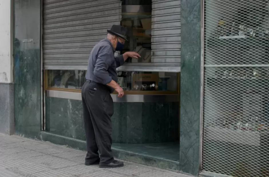 Reapertura. Los comercios vuelven a levantar las persianas.