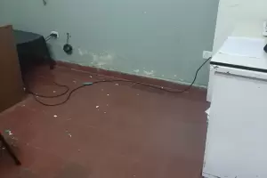 Dos adolescentes apedrearon la Comisara Sexta e hirieron a polica