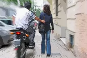 Motochorros atacaron a mujeres en la va pblica