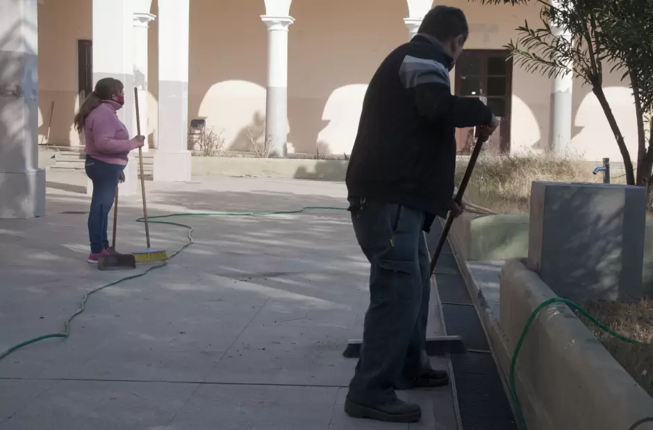 Solo con escobas y cepillos. As comenz la limpieza.