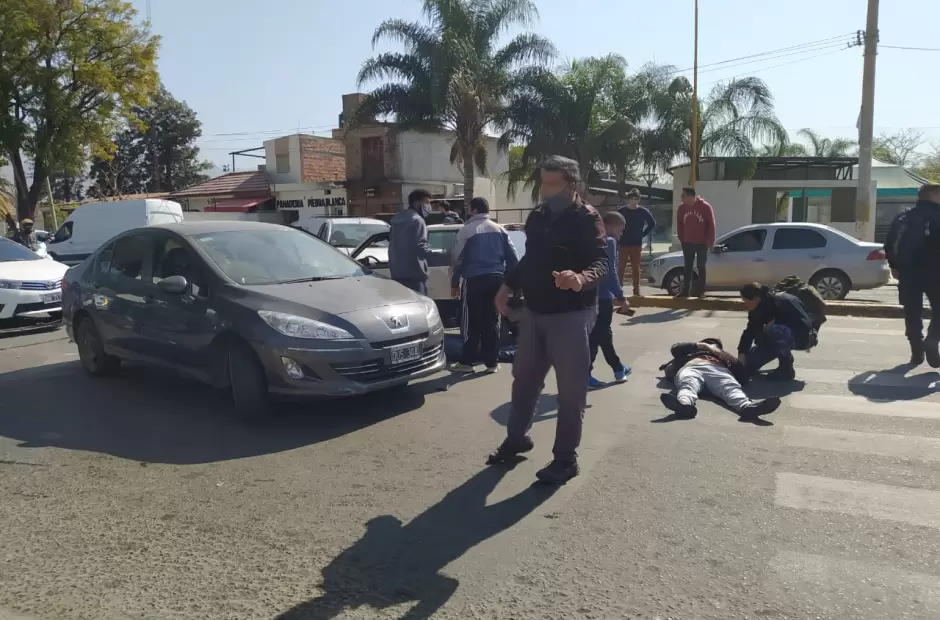 Uno de los heridos del accidente, a la espera de la ambulancia.