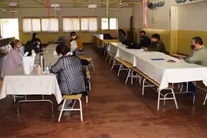 Los docentes volvieron a las escuelas para capacitarse, pero la conectividad colaps