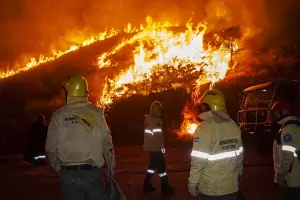 Lograron controlar un incendio de gran magnitud camino a El Rodeo
