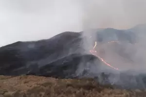 Contina incontrolable el fuego en El Crestn