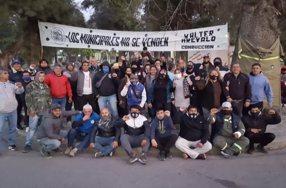Integrantes del SOEM, apostados frente a la Comisar�a de Santa Rosa.