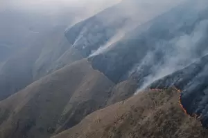Incendio en el Crestn: el fuego avanza hacia Capayn y sigue incontrolable