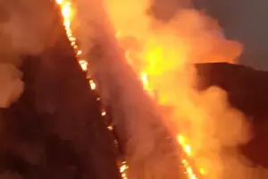 Brigadistas trabajan para sofocar el incendio en la zona de Los ngeles