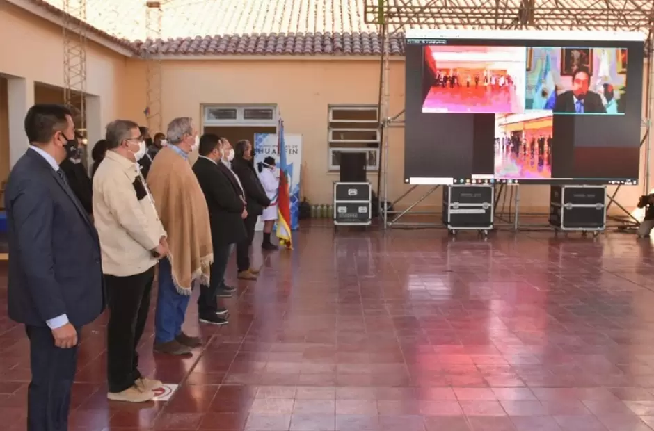 Acto en la escuela N 288 Juan Domingo Pern de la localidad de Hualfn