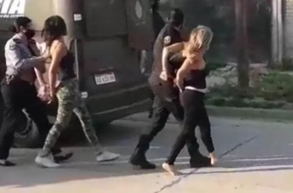 El momento en que los efectivos detienen a Carabajal y Far�as. (Foto: Captura de