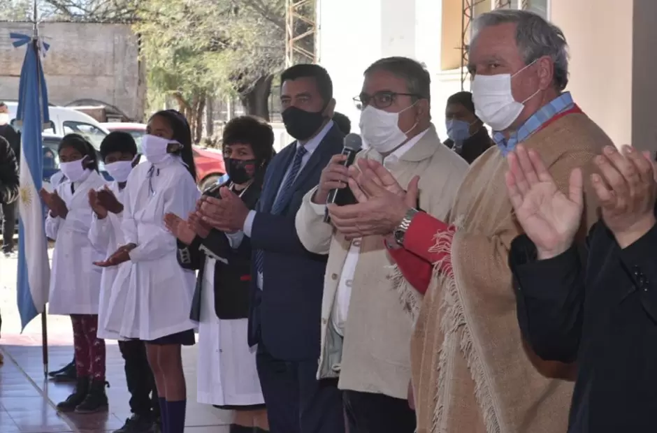 Jalil, Gordillo y los abanderados de la escuela.