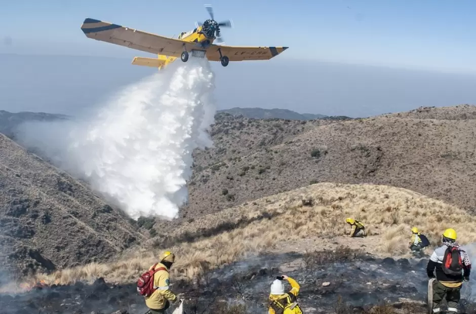 El avin y los brigadistas, en pleno trabajo.