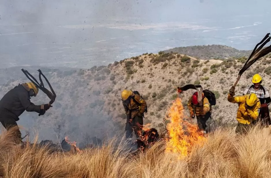 Enorme esfuerzo de los brigadistas para sofocar el incendio.