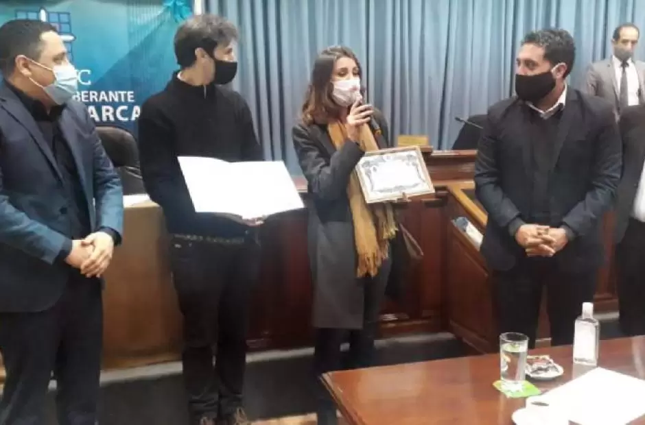 Mar�a P. Godoy recibe de las autoridades la distinci�n.