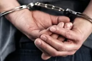 Acusado de abuso continuar detenido