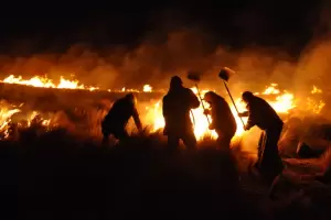 El fuego est "fuera de control", ya se registran prdidas de ganado y se consumi el puesto de Los Chazarretas