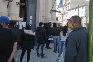 Sigue el caos en el centro: las tarjetas del IFE siguen provocando desbordes en el Banco Nacin
