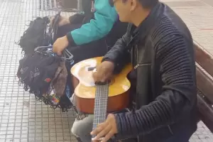 El Angel de la Peatonal: el joven artista que es sensacin