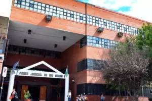 Una nena fue violada por su padrastro, lo denunci y el juez no le crey porque era buena alumna: anularon el fallo