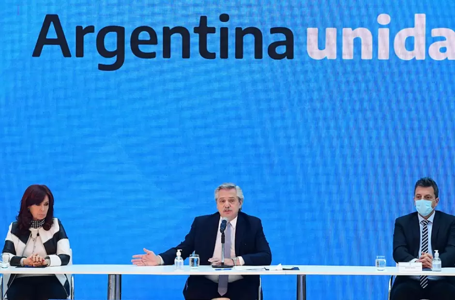 El presidente, acompa�ado de Cristina Fern�ndez y Sergio Massa.