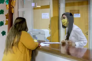 Tras el nuevo caso, s�lo se brindar�n servicios esenciales en Capital