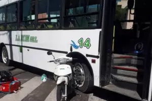 Pleno centro: moto y colectivo chocaron y hubo lesionados