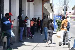 Segundo d�a de la Fase 1, con mucha circulaci�n y largas colas en los bancos