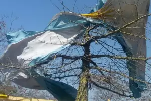 El fuerte viento arranc la bandera del Parque de los Nios