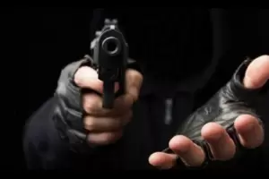 Delincuente armado atac� con un rev�lver y dej� inconsciente a un peat�n en un violento robo