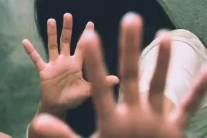 Ordenan detener a un acusado de abuso por ausencia