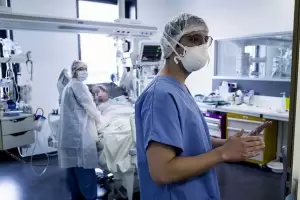 Extienden el bono de $5 mil para trabajadores de la salud