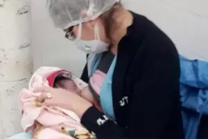 Noble gesto: enfermera amamant a un recin nacido mientras la madre era asistida