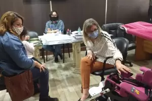 La ministra Palladino hizo entrega de una silla de ruedas a una nia de cinco aos