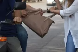 Le arrebatan de una moto