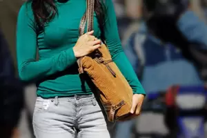 La arroj al suelo y le rob