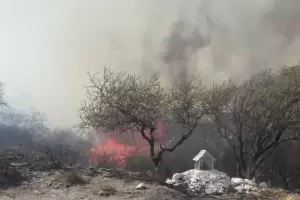 El avin hidrante trabaja en el descontrolado incendio en El Gracin