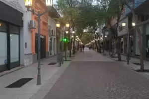Fin de semana con poca gente en las calles del microcentro de la ciudad