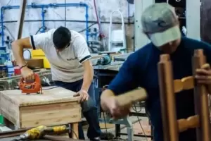 Tablas viejas en lugar de nuevas: c�mo convertir madera usada en muebles