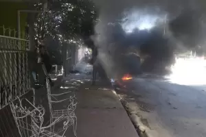 Vecinos pretenden desalojar a una persona que usurp una vivienda