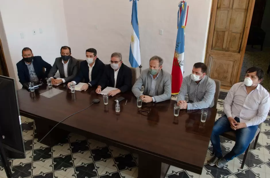 Jalil junto a Kozicki y los intendentes en la videoconferencia.