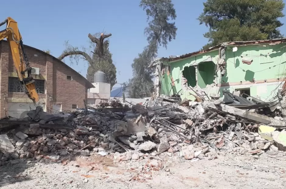 A pesar de los abrazos simblicos, las mquinas la tiraron.